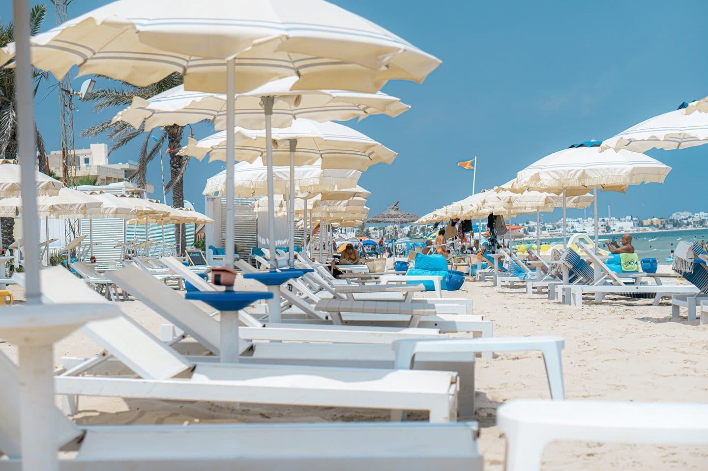 Le QG — Beach Lounge · Front de mer · Club